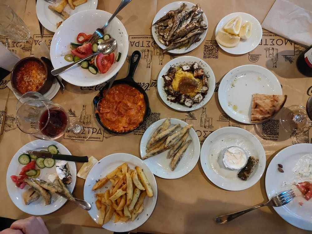 How many dishes can actually fit on one table