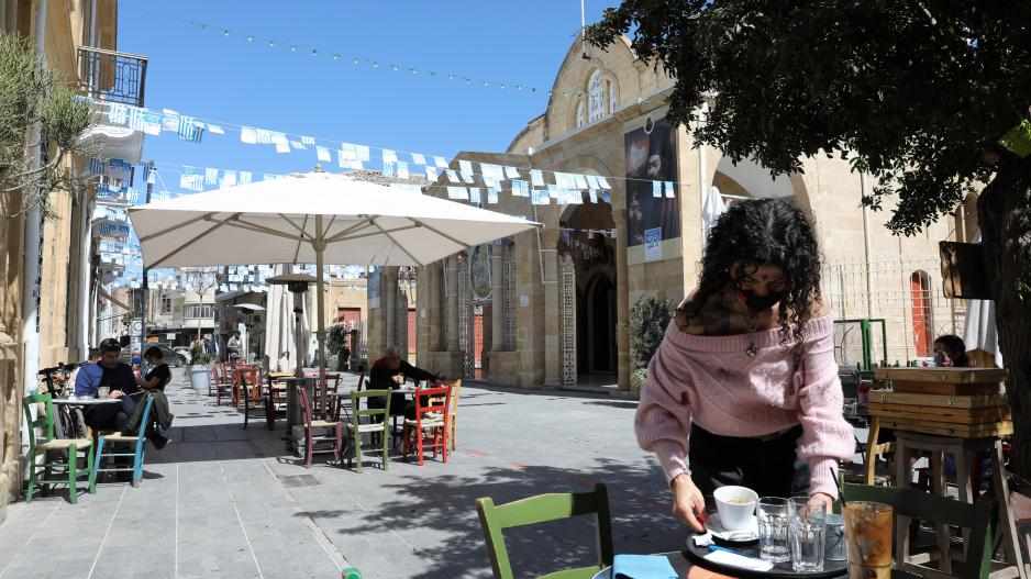 Ανοίγουν τα καφέ για ανεμβολίαστους ανήλικους