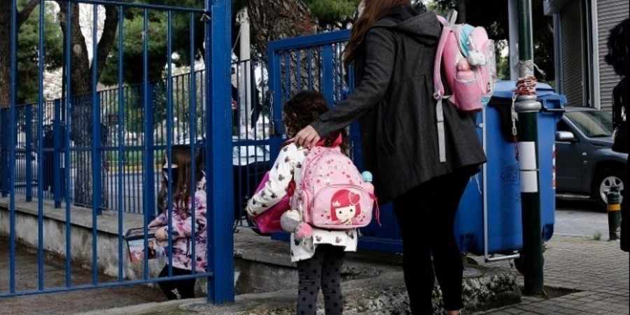 Το ασυνήθιστο σύμπτωμα που παρουσιάζουν ενήλικες και παιδιά από την Όμικρον