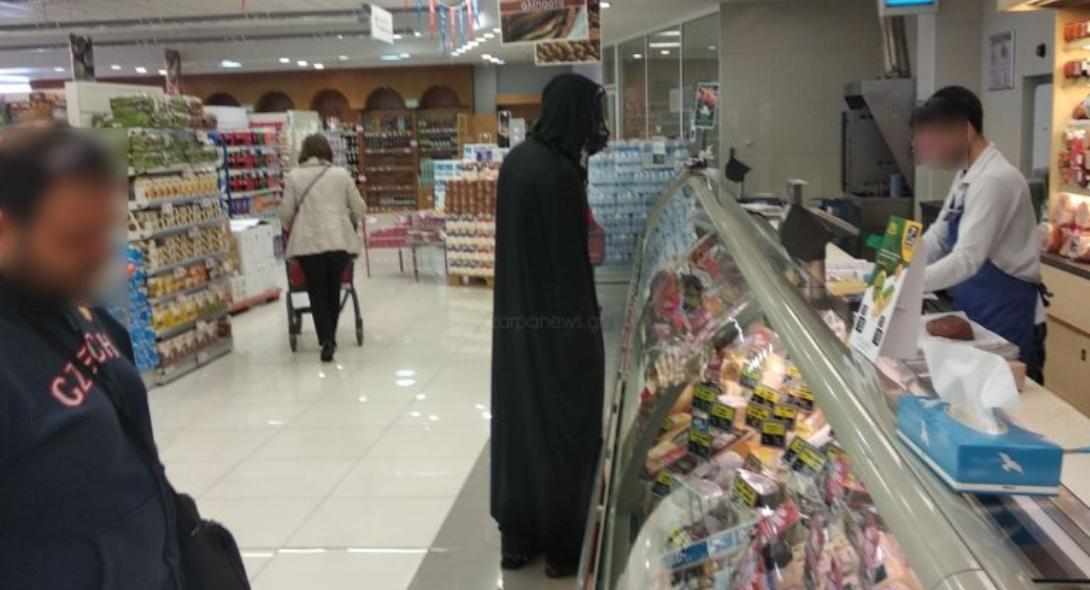 Με στολή Darth Vader στο μάρκετ για ψώνια...