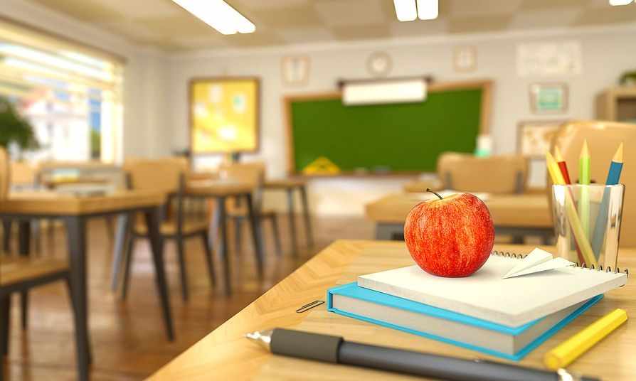 Aδιανοήτο…Μια μάνα περιμένει το παιδί της στα παγκάκια του σχολείου γιατί δεν στέλνουν συνοδό