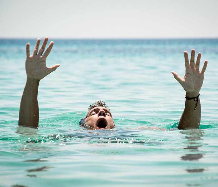 Δύο άνδρες κινδύνευσαν να πνιγούν σήμερα σε παραλίες της Λεμεσού