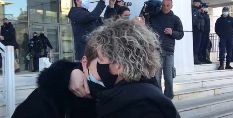 H συγκλονιστική αγκαλιά ανάμεσα στη μάνα Τοπαλούδη και τη μάνα της Γαρυφαλλιάς