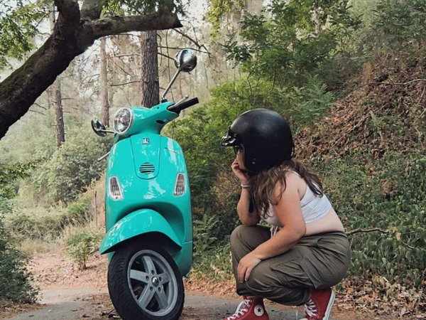 Η Ραφαέλλα ανακαλύπτει την Κύπρο παρέα με τη vespa της