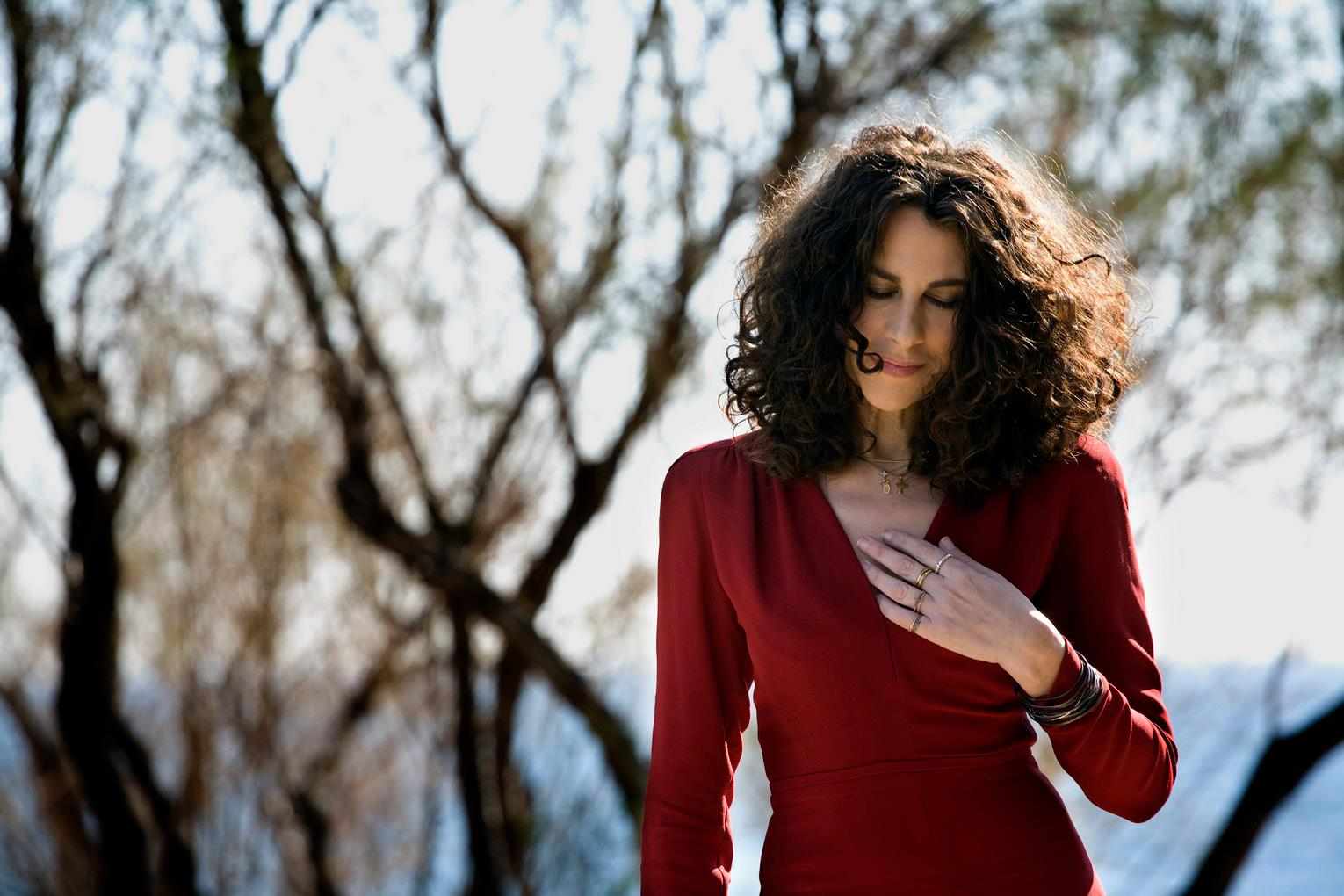 H καταξιωμένη ερμηνεύτρια Ελευθερία Αρβανιτάκη κάνει στάση στην Κύπρο 