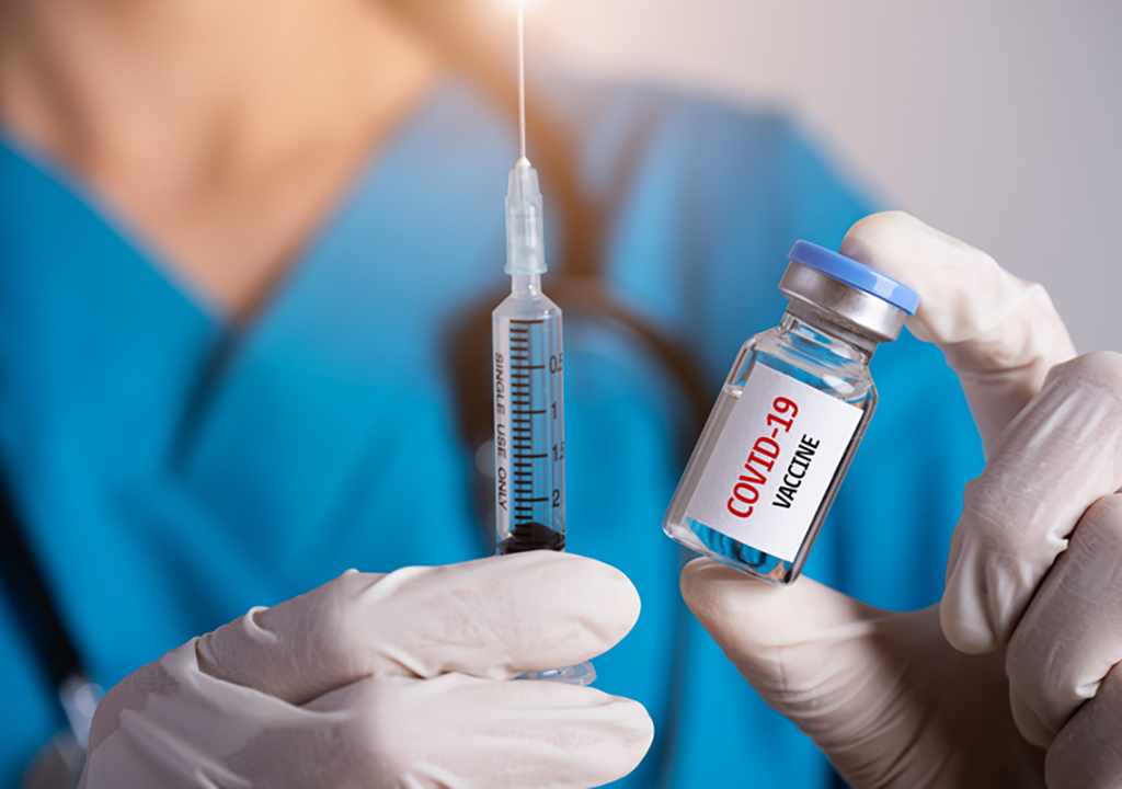 Τρίτη δόση εμβολίου σε όλους άνω των 12 ετών