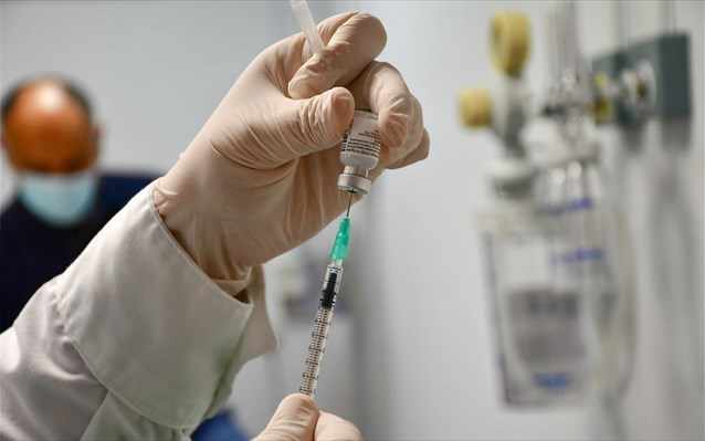 Στο υπουργικό σήμερα το θέμα της τρίτης δόσης του εμβολίου