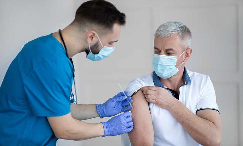 Εμβόλιο – Τελικά πόσες αναμνηστικές δόσεις θα χρειαστούμε;