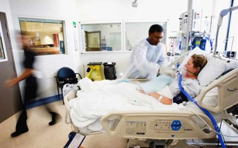 Σηκώνουν τα χέρια ψηλά - Συνεχίζει να αρνείται διασωλήνωση