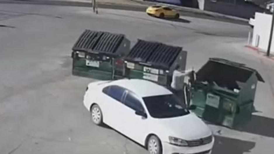 Βίντεο-σοκ: Η στιγμή που μητέρα πετά το νεογέννητο παιδί της στα σκουπίδια