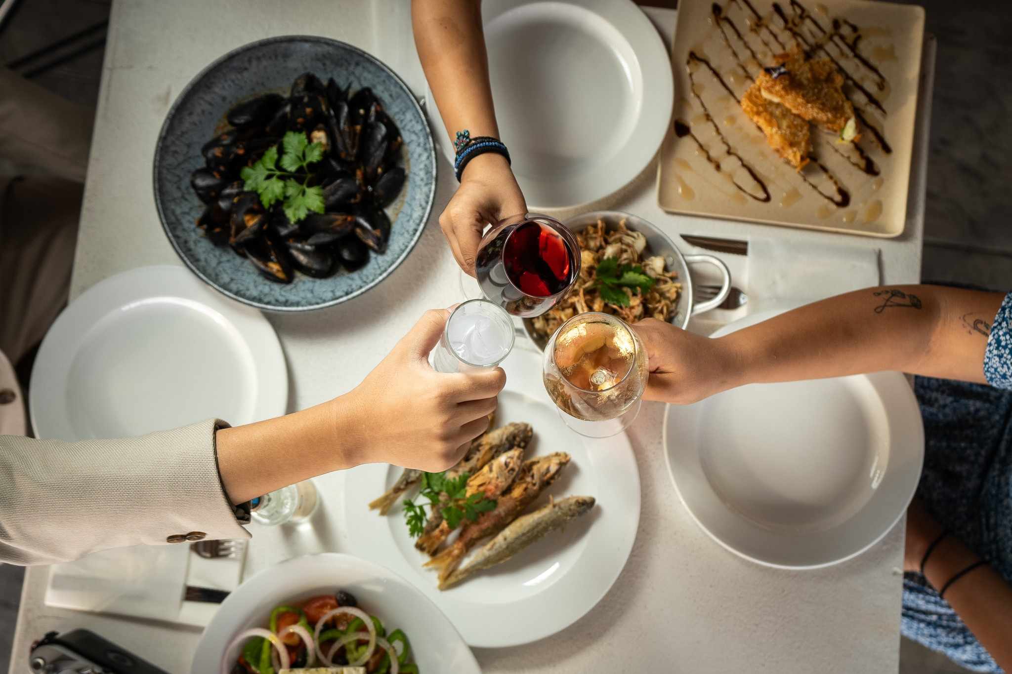 Мы нашли место с потрясающим видом и восхитительными блюдами из рыбы и морепродуктов