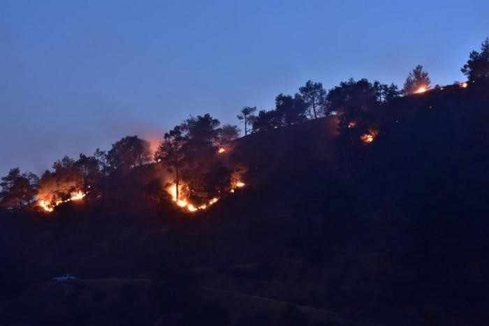 Υπό έλεγχο η φωτιά παρά την κοινότητα Τάλας