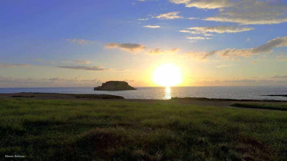 Еронисос (Святой остров)  - крошечный остров с большой археологической ценностью