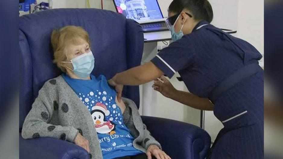 Βρετανία: 90χρονη έκανε το πρώτο εμβόλιο