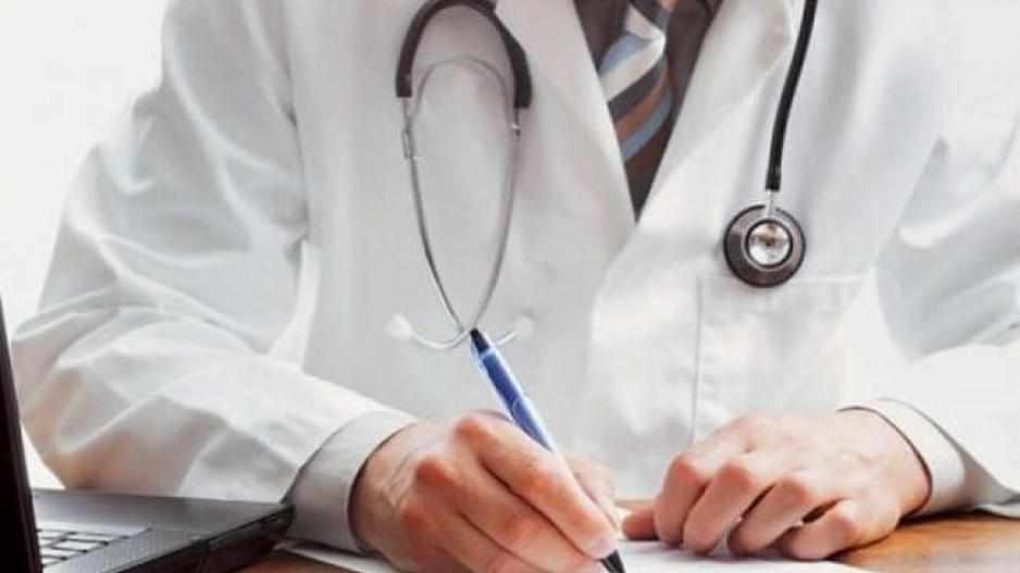 Δύο οι γιατροί στο μικροσκόπιο