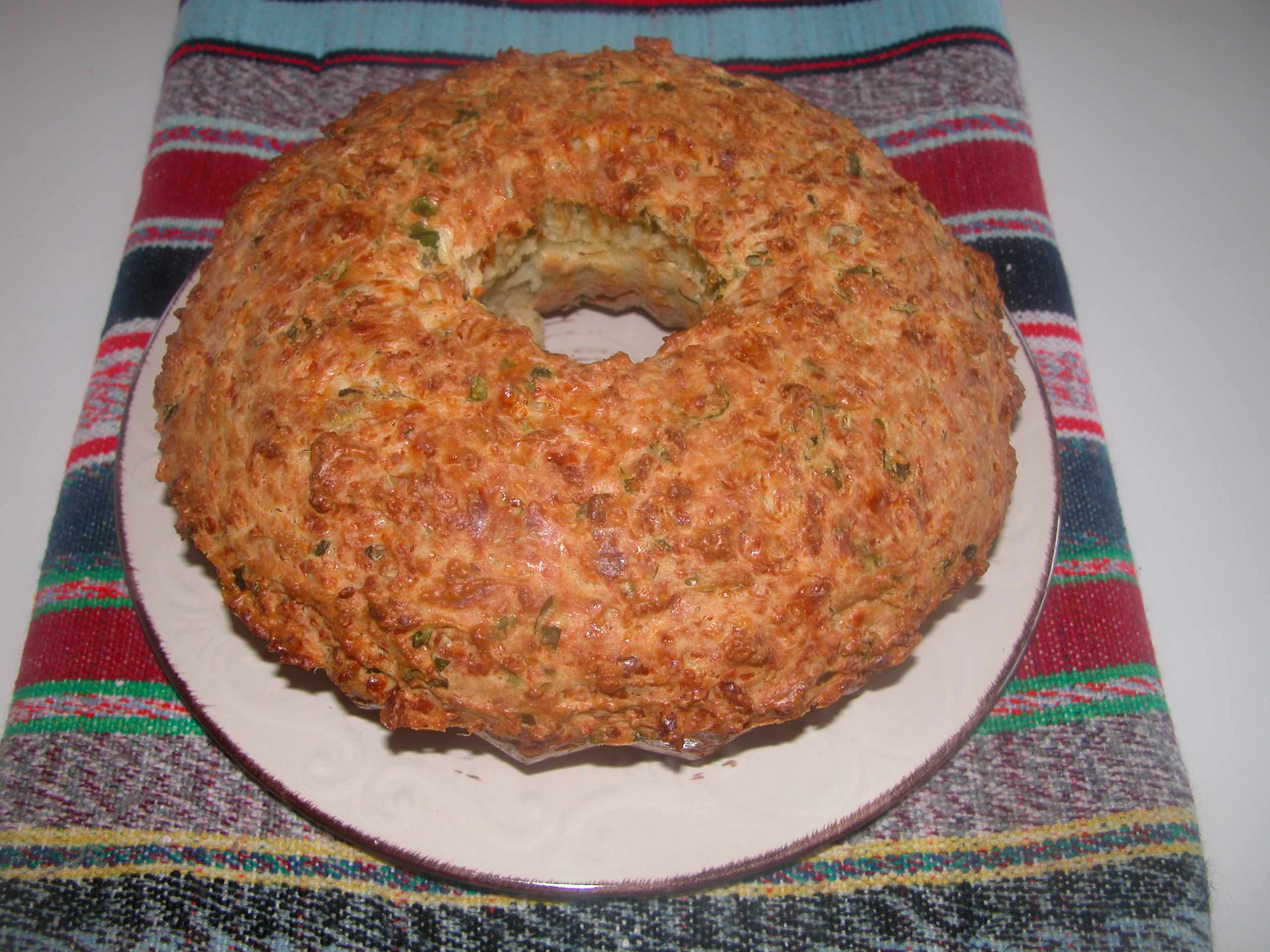Кипрский пирог с традиционным сыром халюми, запеченный в форме (халюмипита / тиропита)