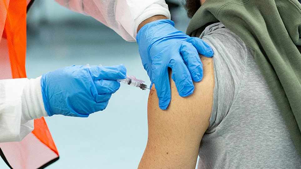 Υποχρεωτικός ο εμβολιασμός κατά του κορωνοϊού για τους ενήλικες