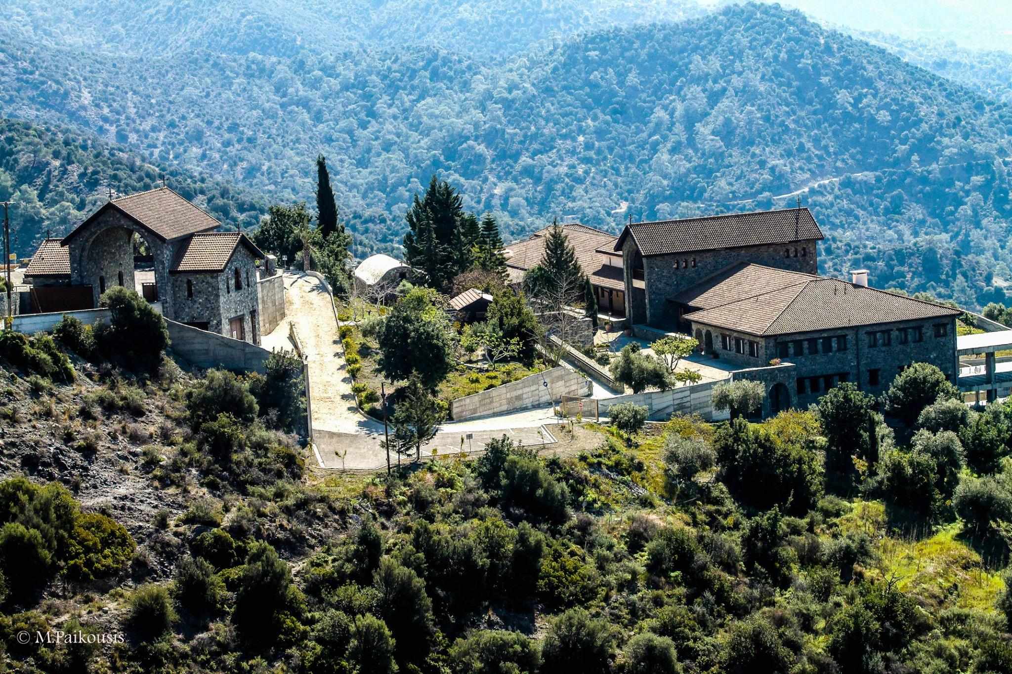Η Ιερά Μονή  Παναγίας Αμιρούς είναι γυναικεία Μονή 