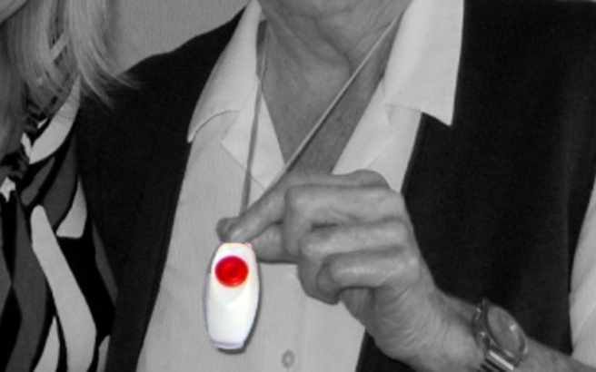 Πως το "κόκκινο κουμπί" θα βοηθήσει ή και θα σώσει τη ζωή ηλικιωμένων