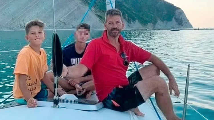 17χρονος μαχαίρωσε τον πατέρα του ενώ του ζητούσε βοήθεια