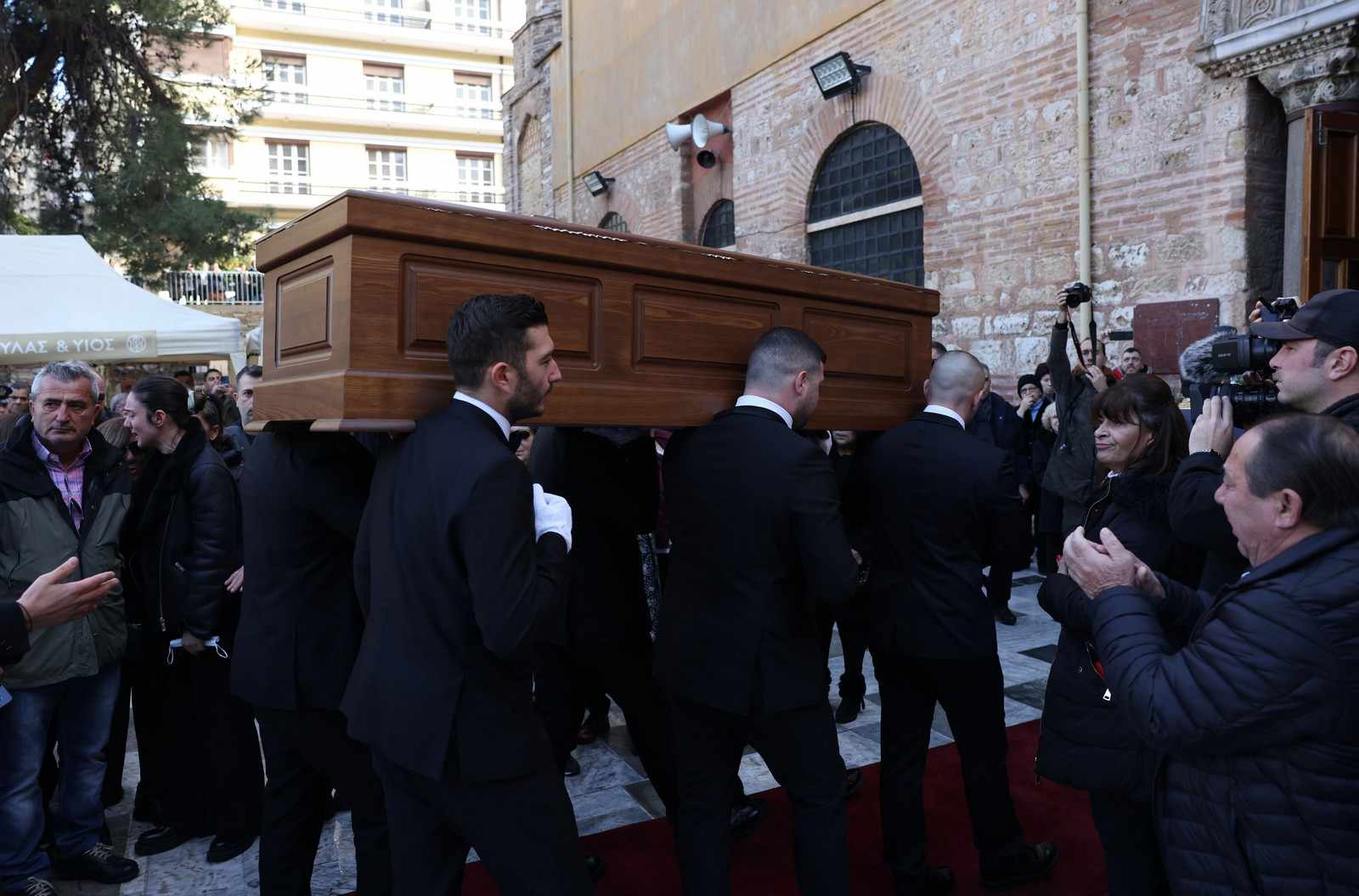 ''Κατέρρευσε'' η γυναίκα του Βασίλη Καρρά στην κηδεία του.
