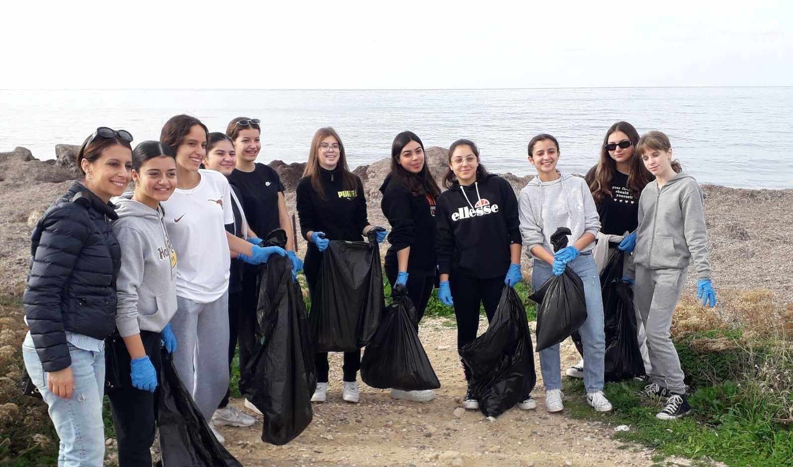Μαθητές της Πάφου καθάρισαν την παραλία του Φάρου