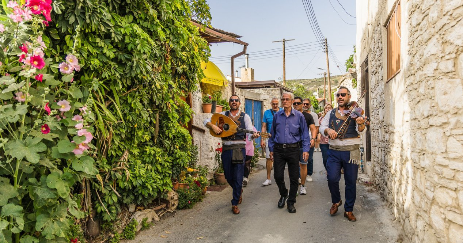 Ανοίγουν αυλές και καρδιές στη Λάνια