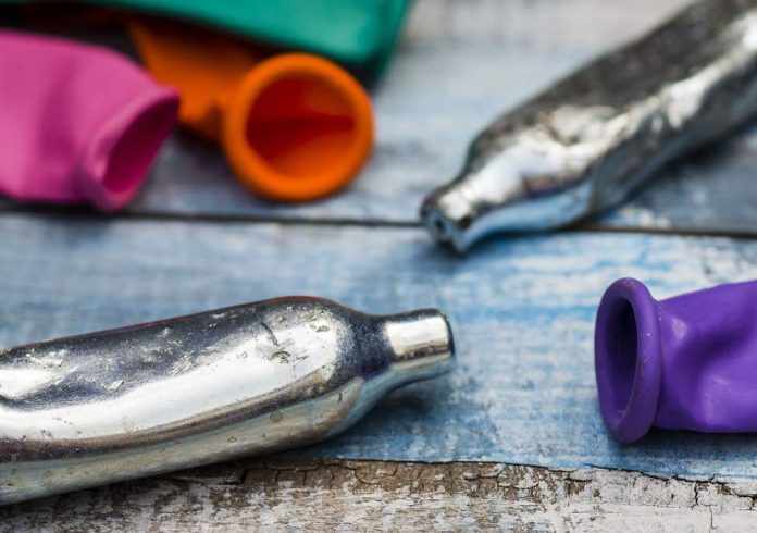 Δεκάδες χιλιάδες αμπούλες με αέριο γέλιου σε αποθήκη εταιρείας