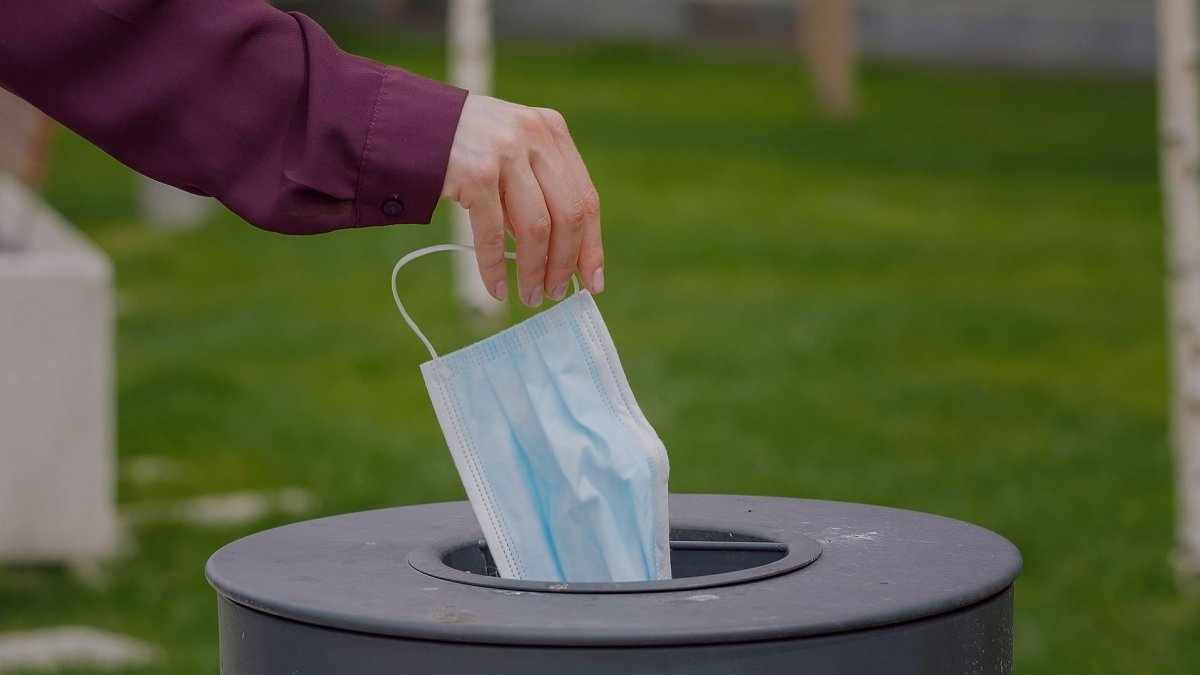 Πάμε για κατάργηση της μάσκας και σε εσωτερικούς χώρους