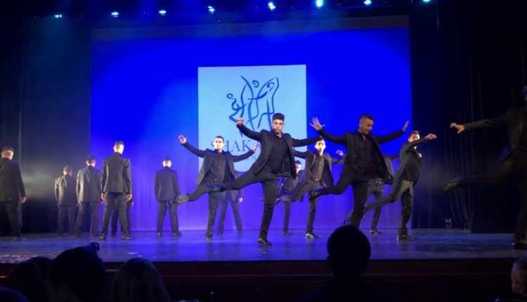 H υπέροχη χορογραφία ζεϊμπέκικου από τον Χρίστο Σιακαλλή και την ομάδα του