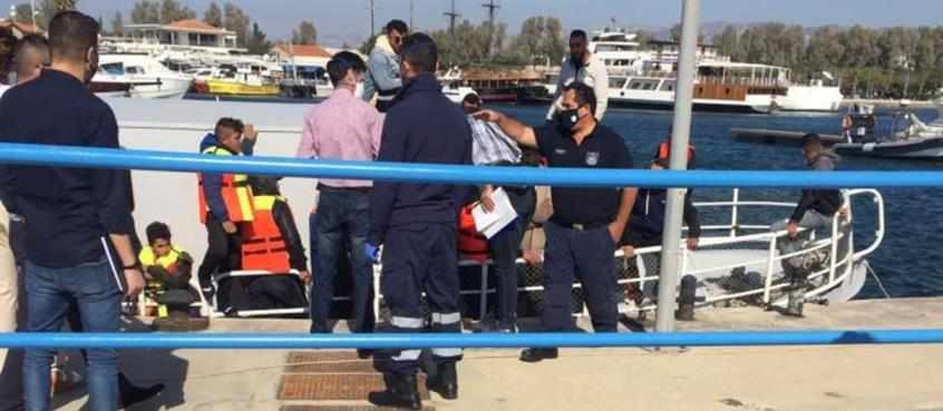 Σε διαθεσιμότητα 12 αστυνομικοί για το πλοιάριο με τους μετανάστες που διέφυγε
