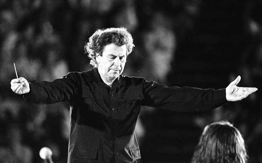 Σε λαϊκό προσκύνημα η σορός του Μίκη Θεοδωράκη