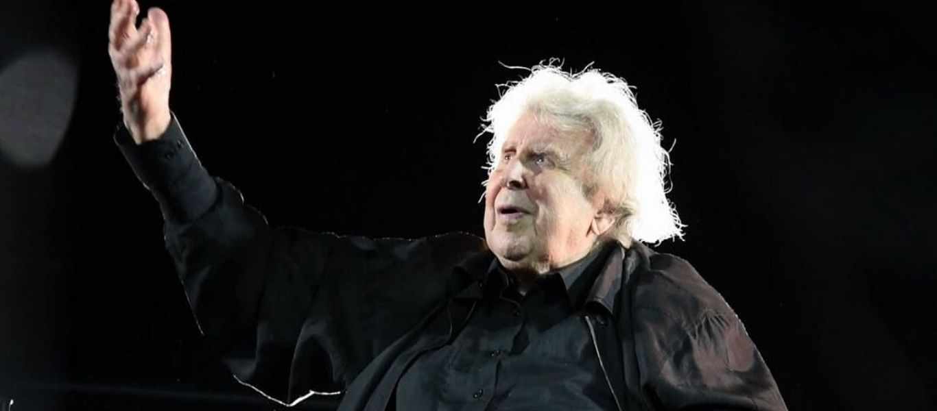 Χειροκρότημα στον Μ. Θεοδωράκη έξω από το σπίτι του