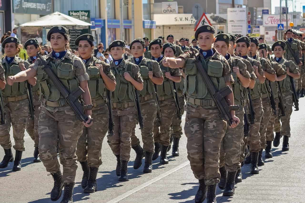 Υπουργός Άμυνας για Εθελοντική Στράτευση Γυναικών
