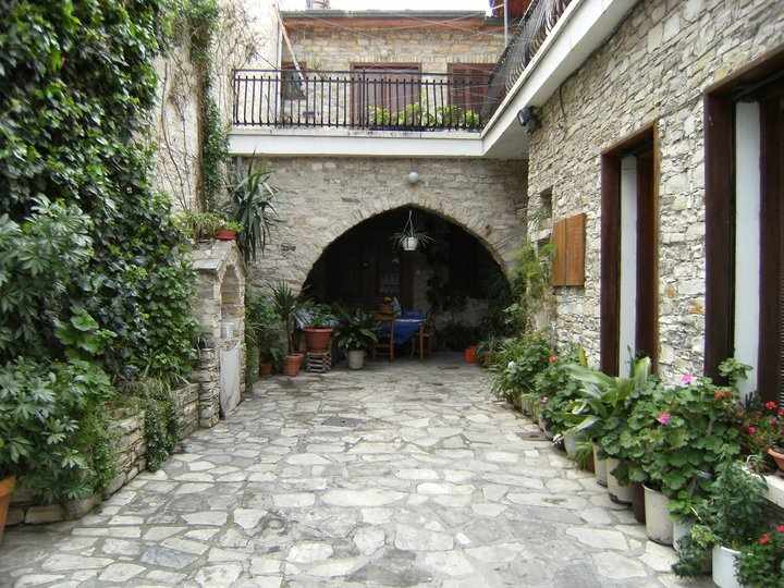 Οι Καμάρες στους δρόμους των Λευκάρων