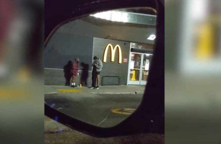 Άντρας βγάζει το παντελόνι του και το δίνει σε γυμνό άστεγο