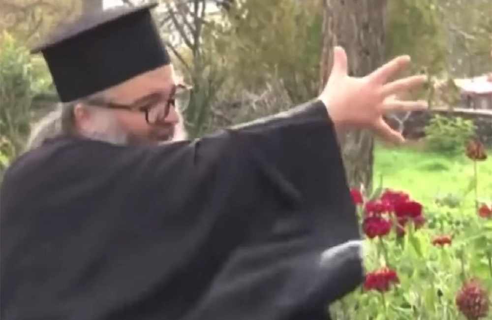 Viral βίντεο με τον παπα-Νικόλα να δίνει ρέστα και… μία μούτζα κατά των αντιεμβολιαστών