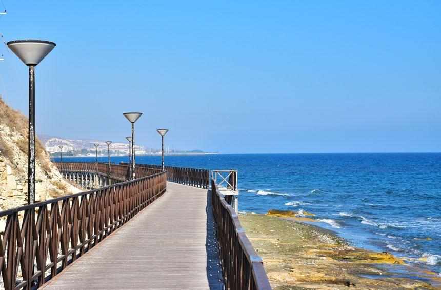 Κλείνει τον παραλιακό πεζόδρομο ο Άγιος Τύχωνας