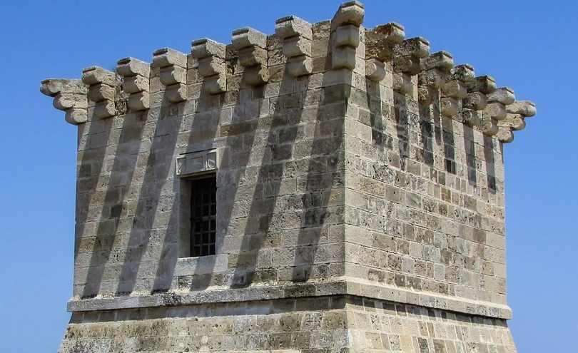 Ο Πύργος της Ρήγαινας στα παράλια της περιοχής των Περβολιών Λάρνακας