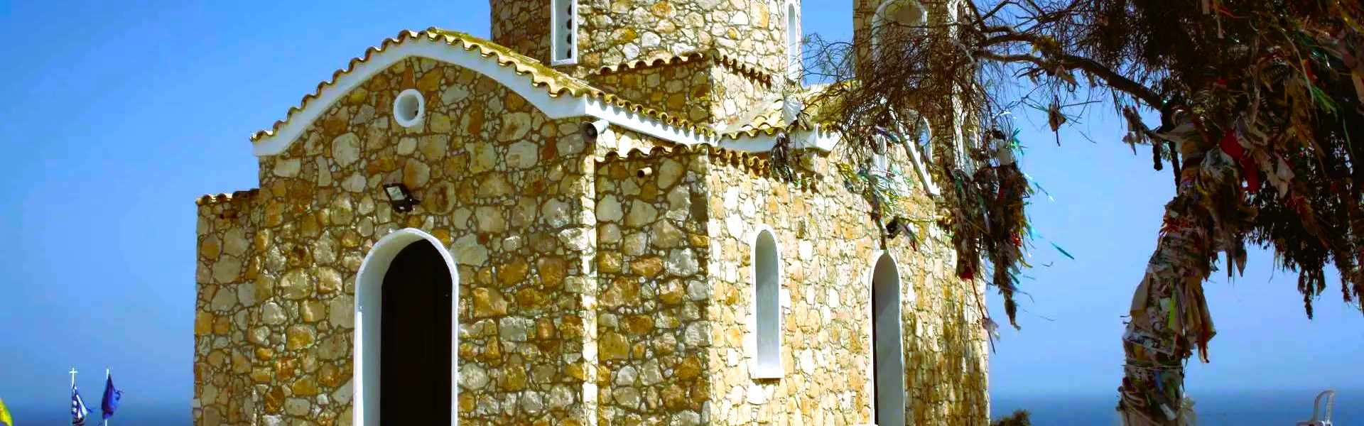 Το εκκλησάκι με την απέραντη θέα βρίσκεται χτισμένο πάνω σε ένα βραχώδες ύψωμα