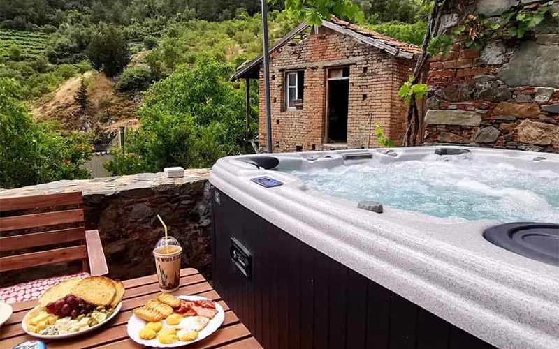 Τρείς cozy παραδοσιακές επαύλεις  στο βουνό με τζακούζι, σάουνα, cinema, BBQs σε περιμένουν για χαλάρωση και ηρεμία για αξέχαστη διαμονή