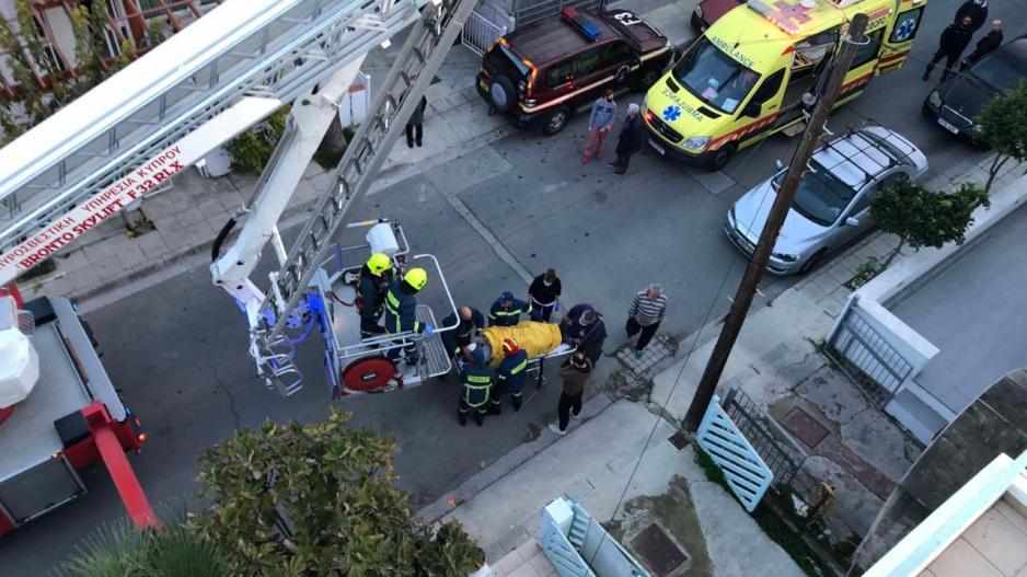 Επιχείρηση απεγκλωβισμού ηλικιωμένου σε οροφή οικίας