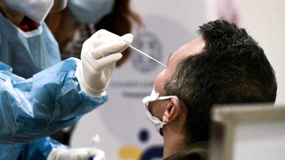 Θα πληρώνουμε τα rapid test; Το εξετάζουν το ζήτημα