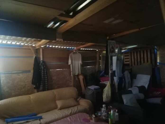 Δύο οικογένειες ζουν σε παραγκες με τις ευλογίες του κράτους.