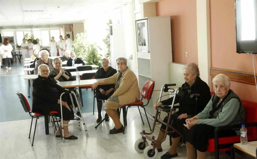 Φροντιστές με κορωνοϊό εργάζονται σε γηροκομεία, με άδεια του Υπ. Υγείας