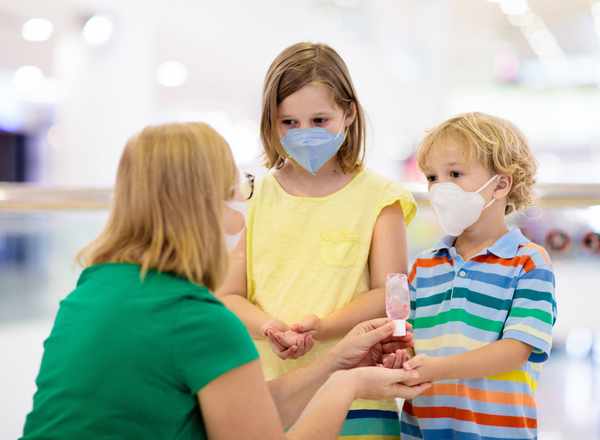 Τα μικρά παιδιά μεταδίδουν τον ιό μέσα σε σπίτια συχνότερα από ό,τι οι έφηβοι