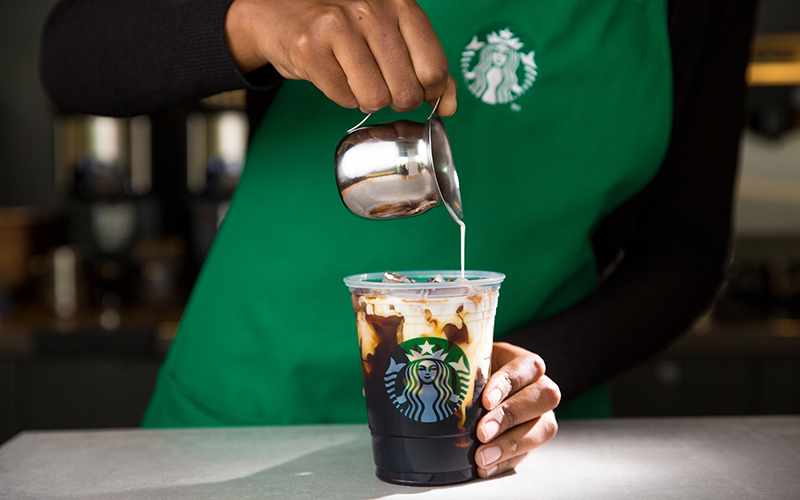 Τα Starbucks σε κερνούν καφέ!