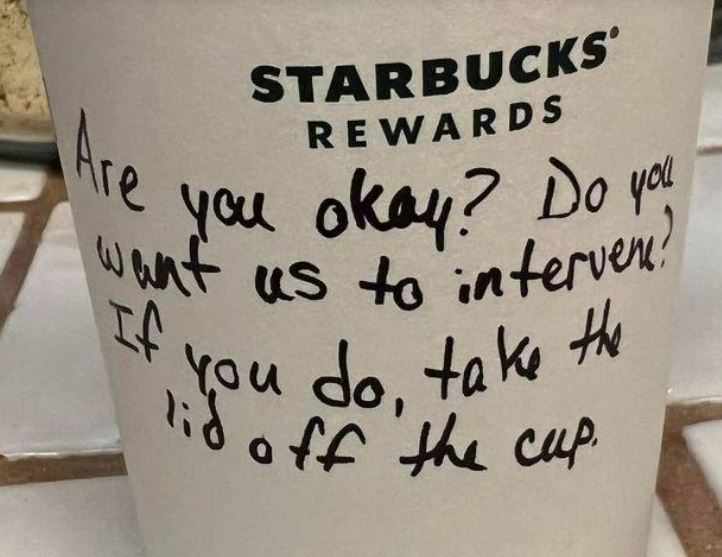 Το σημείωμα υπαλλήλου των Starbucks στο ποτήρι για να σώσει 18χρονη από άγνωστο άνδρα