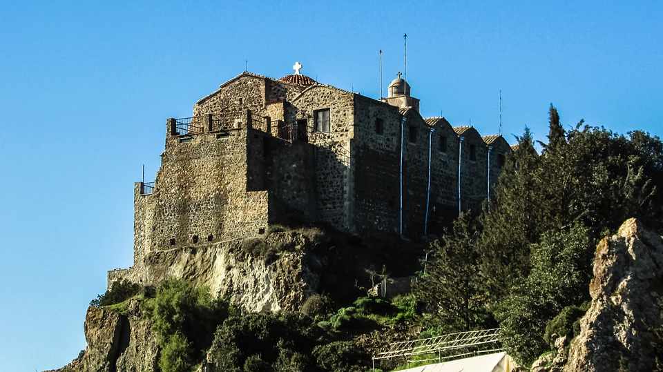 Σταυροβούνι, εκεί όπου σε κοιτάζει το μάτι του Θεού