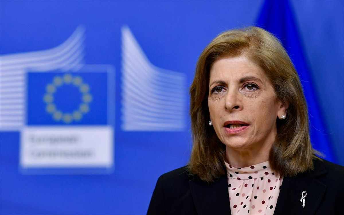 Στέλλα Κυριακίδου: “Δεν υπάρχουν ενδείξεις ότι οι αιφνίδιοι θανάτοι συνδεόνται με το εμβόλιο”